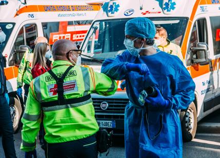 Coronavirus: al Monzino un flashmob di Carabinieri e operatori del 118