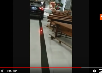 Automobilista entra in chiesa con un suv in Spagna.