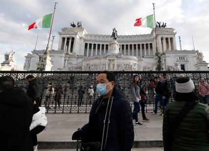 Coronavirus, a Roma i venditori abusivi di mascherine: fermato bengalese