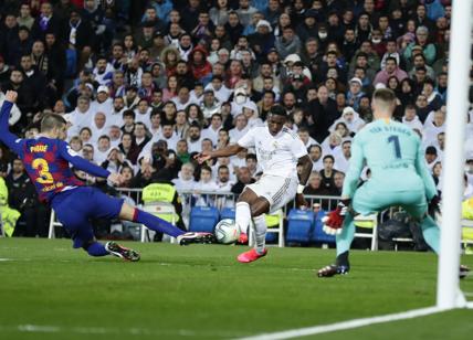 Vinicius abbatte il Barcellona ed esulta come Ronaldo (sotto gli occhi di CR7)