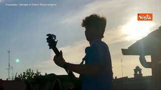 Maturità, suona 'Notte prima degli esami' dai tetti sopra piazza Navona a Roma, applausi dalla folla