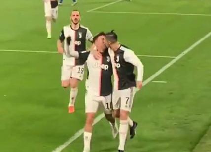 Il bacio tra Ronaldo e Dybala è subito virale
