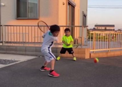 A quattro e sei anni giocano come Djokovic e Federer. Video