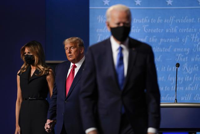 Joe Biden e, alle sue spalle, Donald Trump e la moglie Melania sul palco dell'ultimo faccia a faccia televisivo (Foto: LaPresse) Joe Biden e, alle sue spalle, Donald Trump e la moglie Melania sul palco dell'ultimo faccia a faccia televisivo (Foto: LaPresse)
