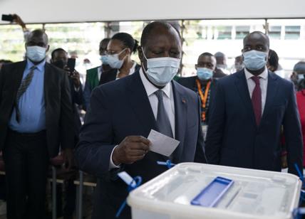 Elezioni Costa d Avorio, Ouattara vince il terzo mandato. Migliaia in fuga