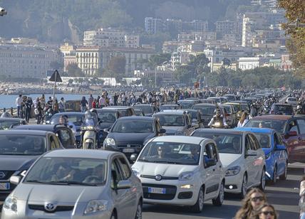 Emergenza coronavirus a Napoli, folla sul lungomare