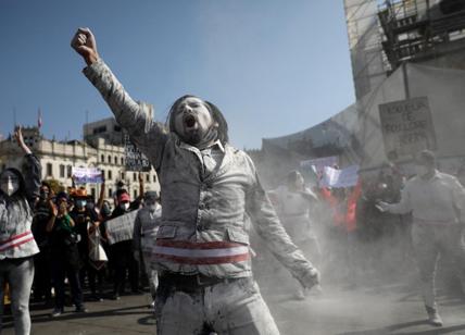 Perù nel caos: scontri e morti post impeachment di Vizcarra, ministri lasciano