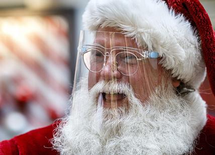 Babbo Natale al tempo del coronavirus al Bass Pro Shops in Connecticut