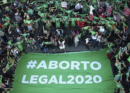 Argentina, aborto dichiarato legale. Fernandez: "Siamo una società migliore"