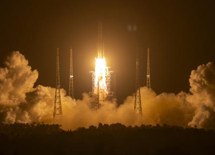 Cina, la sonda lunare Chang'e 5 è rientrata con successo sulla Terra