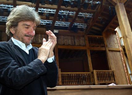 Gigi Proietti, il saluto di Roma: applausi dai balconi alla fine del funerale