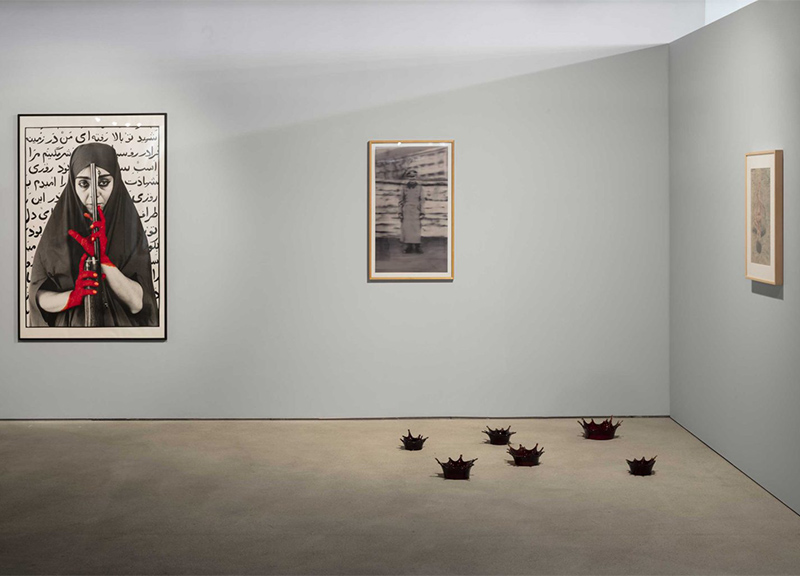 a sinistra foto di Shirin Neshat a sinistra foto di Shirin Neshat