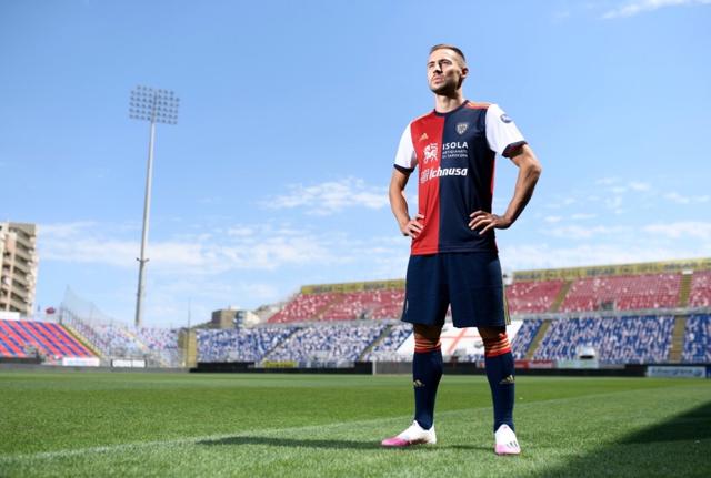 Adidas va in gol con il Cagliari ecco le nuove maglie Affaritaliani