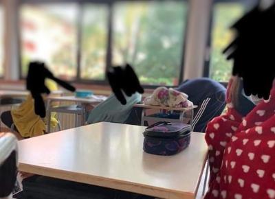 alunni lezione con coperte