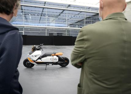 BMW Motorrad lancia il nuovo CE 04