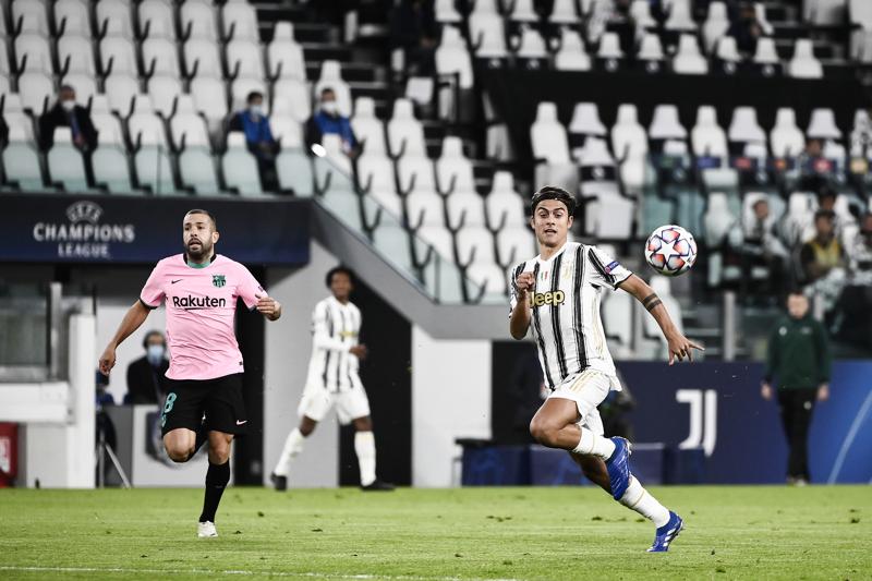 Dybala e Jordi Alba (Lapresse) Dybala e Jordi Alba (Lapresse)