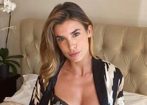 Canalis, la lingerie è da infarto Eli sensualissima sul letto. Le foto