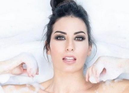 Elisabetta Gregoraci estrema: autoreggenti, tacchi, ma sopra niente...