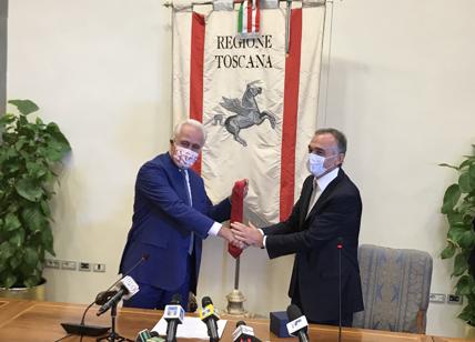 Toscana, Eugenio Giani si insedia e accetta come dono la cravatta rossa