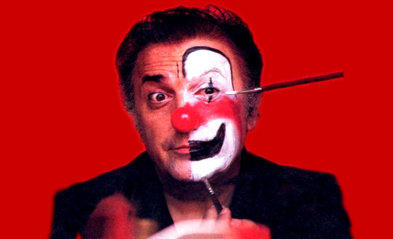 Federico Fellini truccato da clown (orizzontale)