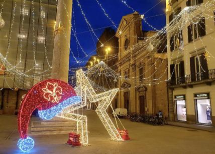 Firenze, le luminarie del Natale tornano a splendere in via Tornabuoni