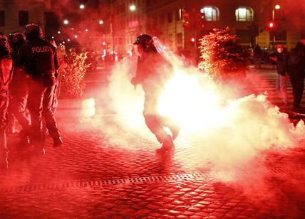 Rabbia da lockdown, notte di guerriglia a Roma. “Esplode" piazza del Popolo