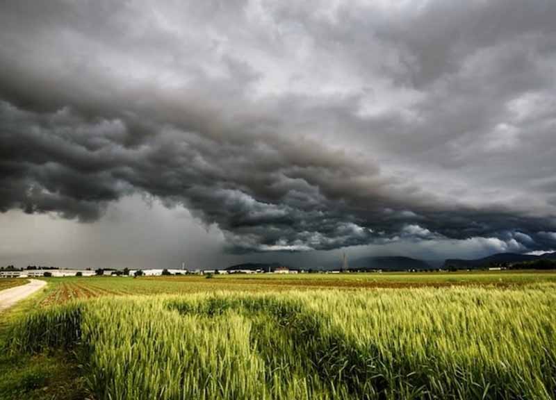 Foto temporale in campagna