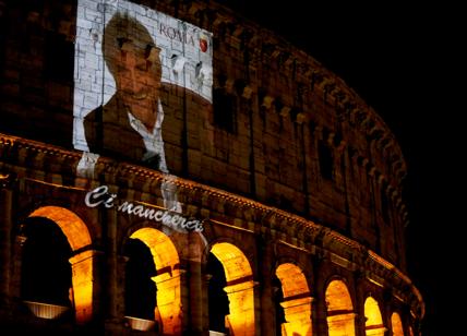 Gigi Proietti e la foto sul Colosseo, i romani contro il Comune: “Vergognosa”