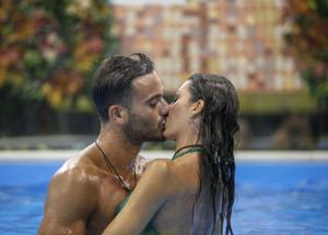 Gregoraci, bacio col bel Pierpaolo La piscina è bollente. Foto-Video