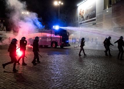 Guerriglia a piazza del Popolo: bombe carta e fiamme. Cariche della polizia