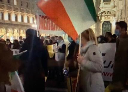 Coronavirus: "Tu ci chiudi, tu ci paghi", la protesta davanti al Duomo