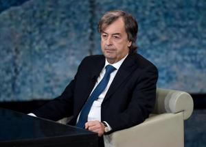 Paragone, picconate a Burioni "Ti ho denunciato e...". VIDEO