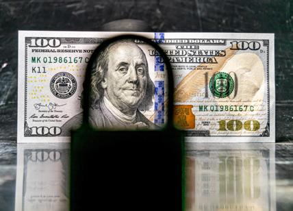 Il dollaro continua a indebolirsi, ma la sua fine è lontana