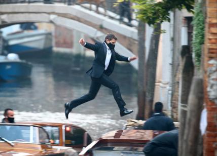 Mission Impossible 7, Tom Cruise a Venezia salta fra le barche. FOTO GALLERY