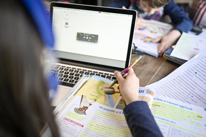 Bambin scuola libri didattica a distanza scuola dad computer pc 