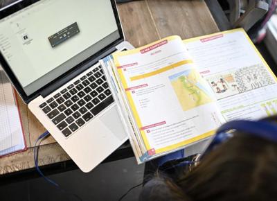 Bambin scuola libri didattica a distanza scuola dad computer pc