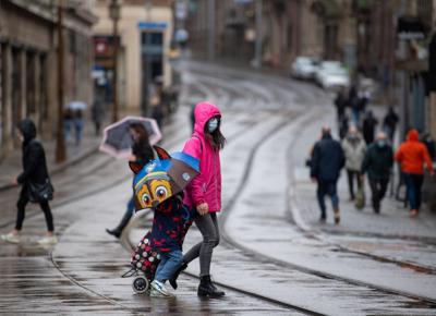 coronavirus covid folla gente persone mascherin
