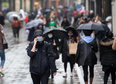 coronavirus covid folla gente persone mascherin