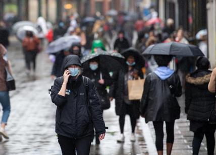 coronavirus covid folla gente persone mascherin
