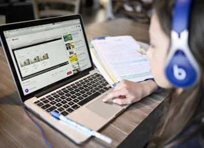 Bambin scuola libri didattica a distanza scuola dad computer pc