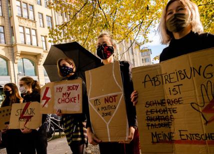 Proteste in Polonia, rinviata la legge per le limitazioni sull’aborto