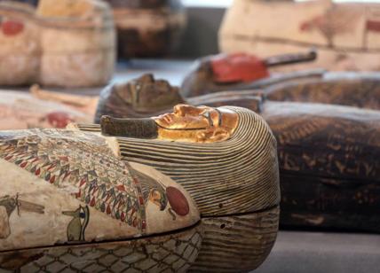 Egitto, altri 100 sarcofagi intatti trovati in una necropoli a sud de Il Cairo
