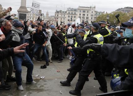 Londra, scontri tra polizia e manifestanti anti-lockdown