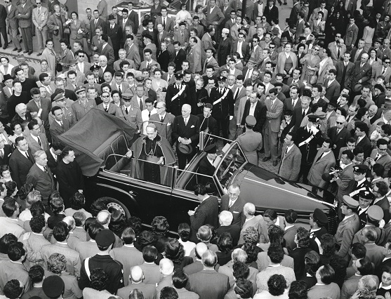 LOW 1957 Il Cadinale Montini visita la Fiera di Milano