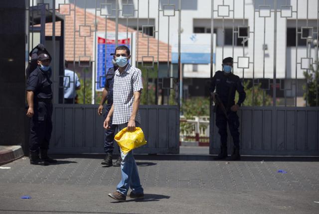 Un palestinese con la mascherina a Gaza (LaPresse) Un palestinese con la mascherina a Gaza (LaPresse)