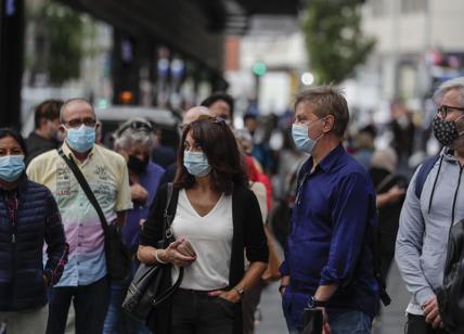 Covid, uso prolungato della mascherina? Può far inalare meglio il virus. VIDEO