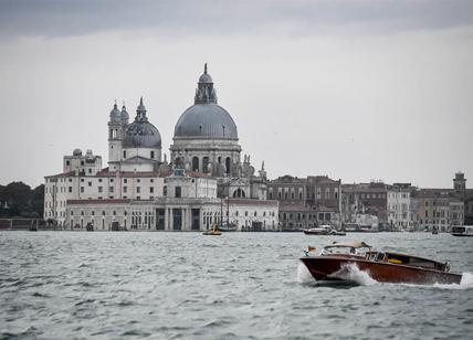 Primo sollevamento della diga Mose per contrastare l’acqua alta a Venezia