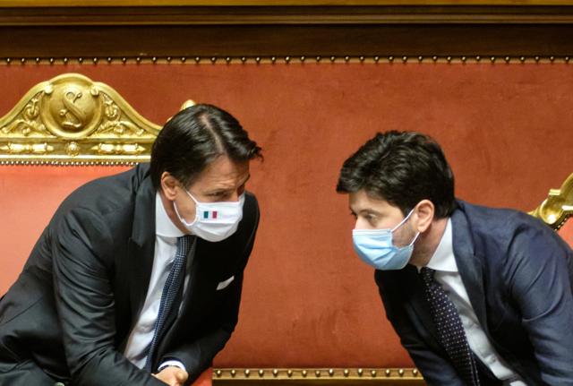Il Presidente Giuseppe Conte apporrà la sua firma sul provvedimento, portato in Consiglio su proposta del Ministro della Salute Roberto Speranza (a destra) - Foto Lapresse Il Presidente Giuseppe Conte apporrà la sua firma sul provvedimento, portato in Consiglio su proposta del Ministro della Salute Roberto Speranza (a destra) - Foto Lapresse