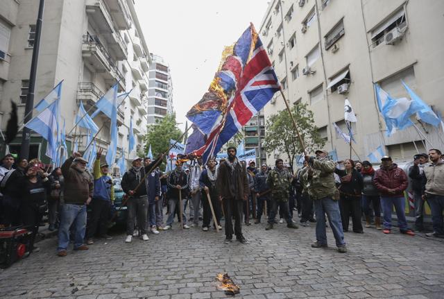 Isole Falkland/Malvinas, proteste a Buenos Aires di manifestanti anti-britannici