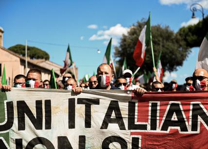 “No al lockdown, Conte ritiri Dpcm”: le mascherine tricolori in piazza a Roma